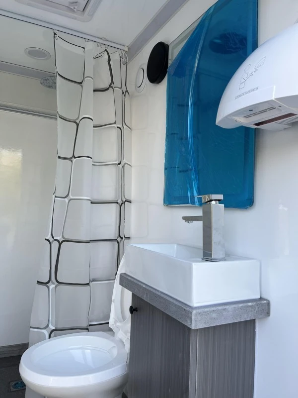 Multi Cubicle Mobile Shower Trailer