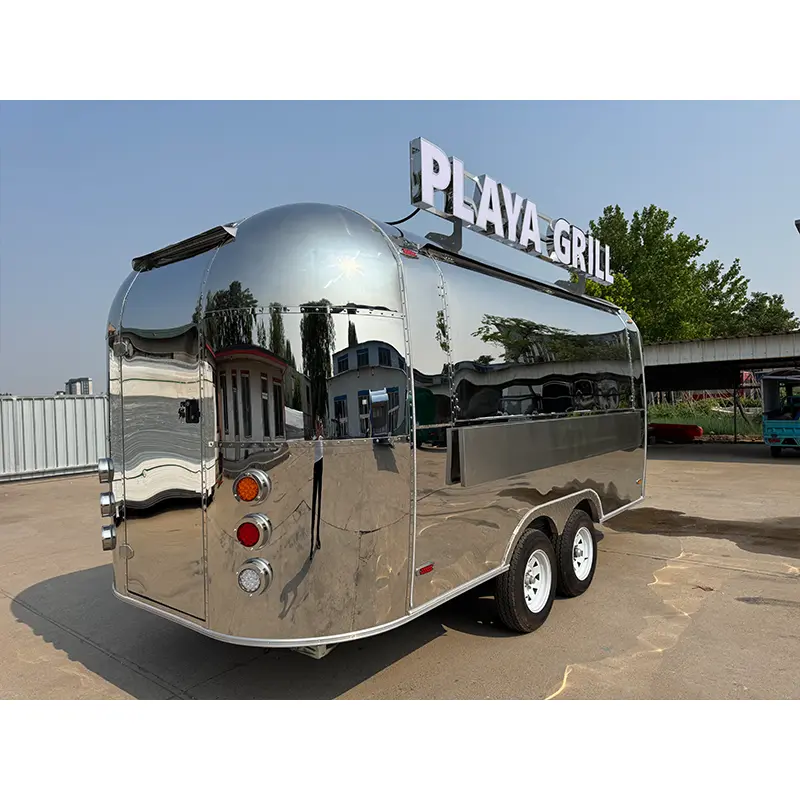 Remorcă Airstream din oțel inoxidabil cu oglindă