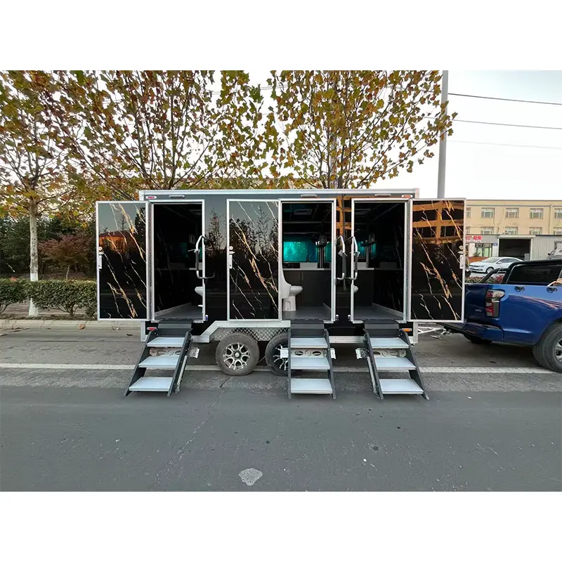 Remorcă pentru toaletă comercială cu trei stații